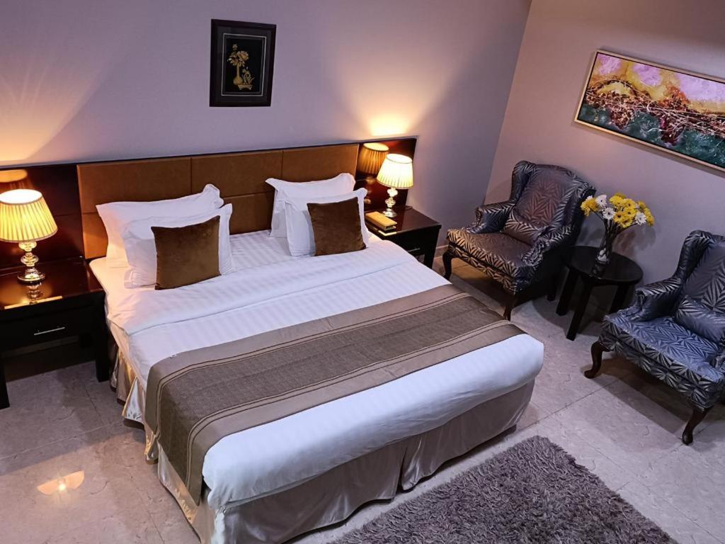 One To One Aparthotel Αλ Κομπάρ Εξωτερικό φωτογραφία