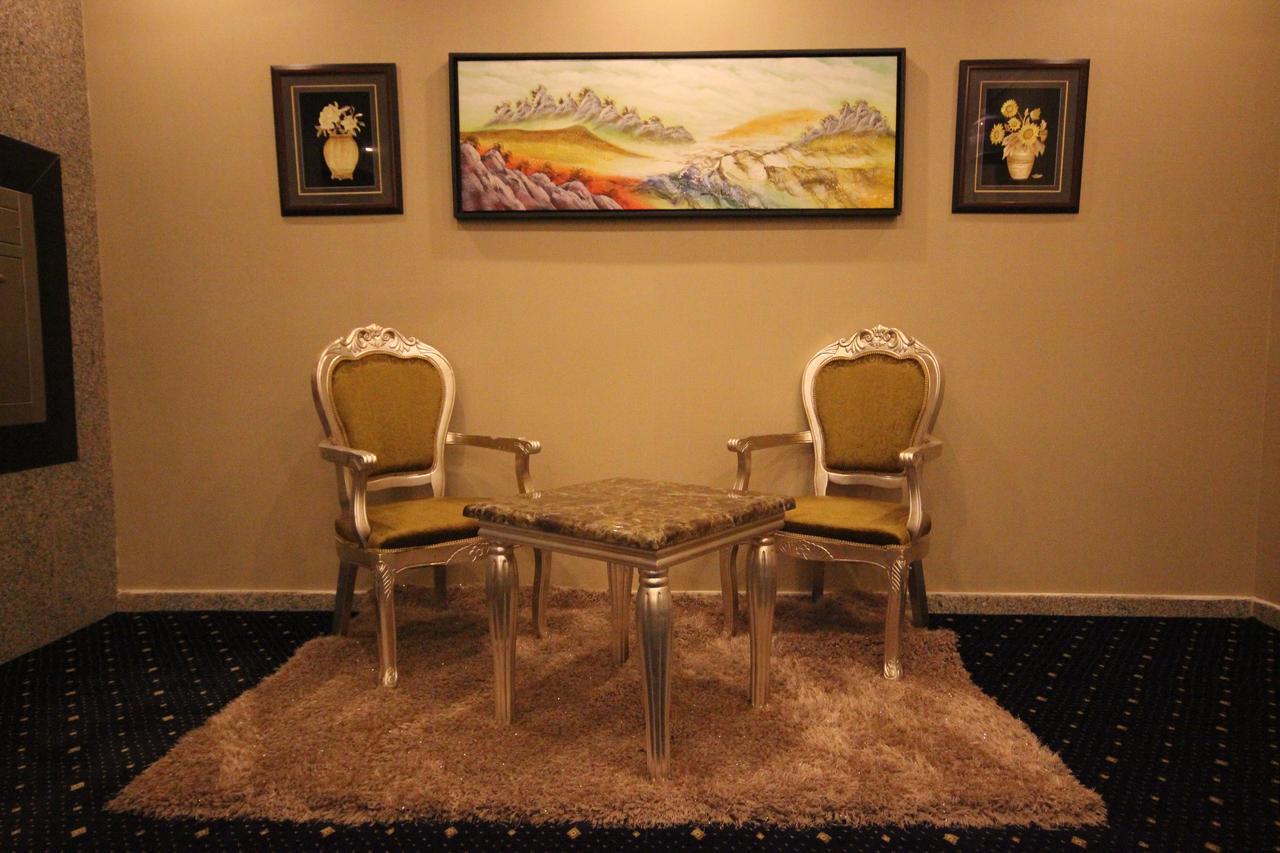 One To One Aparthotel Αλ Κομπάρ Εξωτερικό φωτογραφία