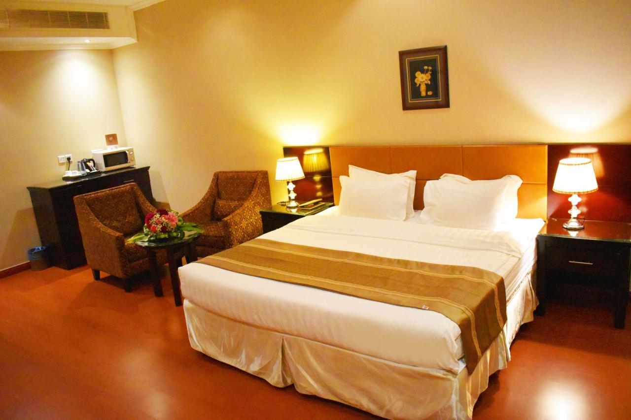 One To One Aparthotel Αλ Κομπάρ Εξωτερικό φωτογραφία