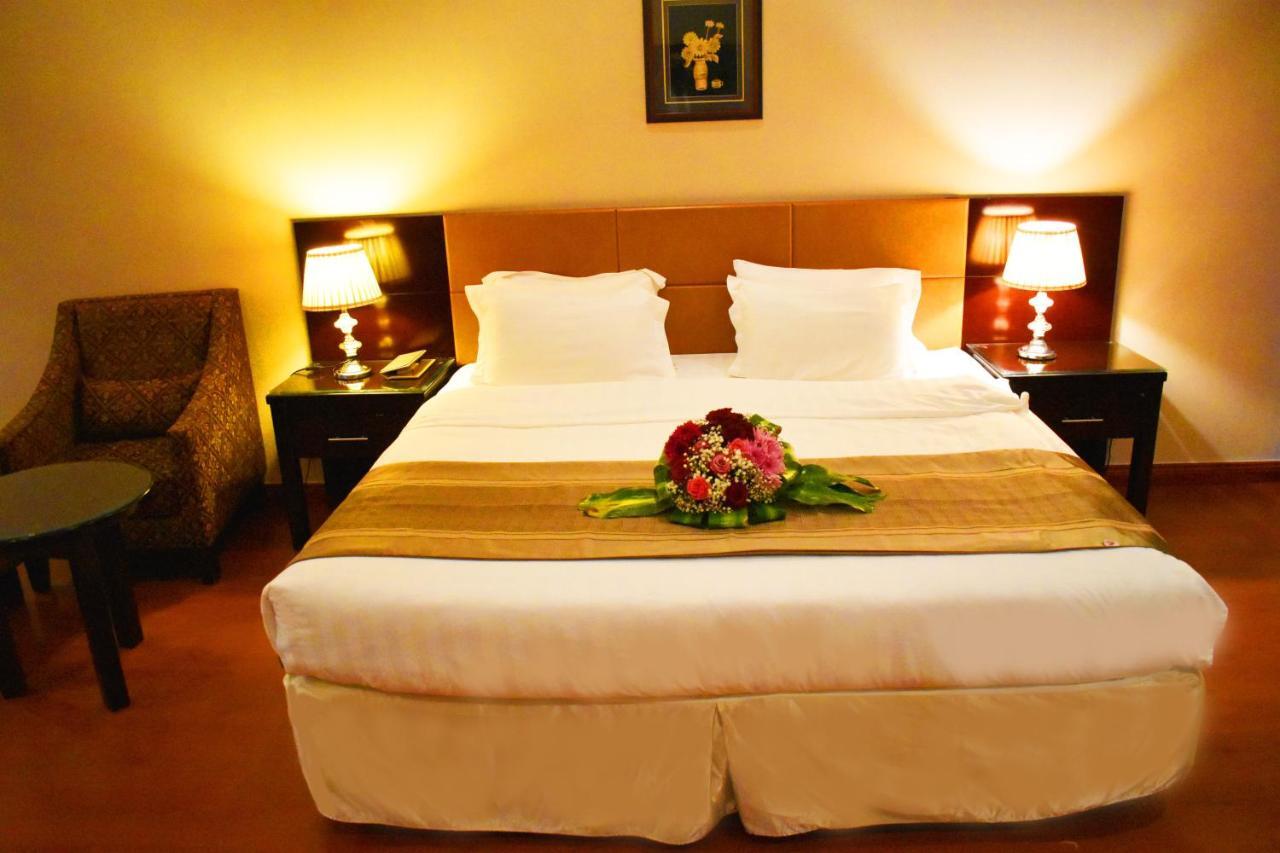 One To One Aparthotel Αλ Κομπάρ Εξωτερικό φωτογραφία