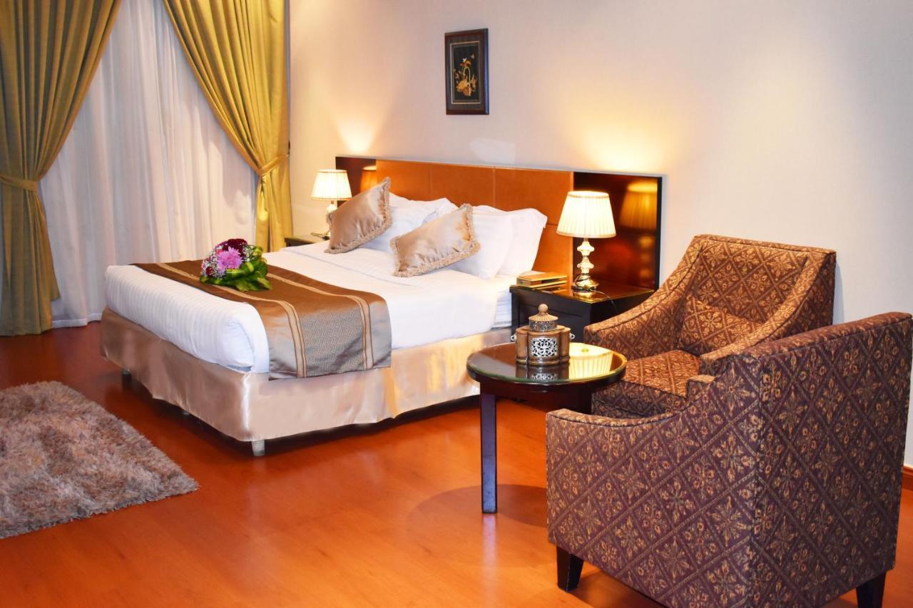One To One Aparthotel Αλ Κομπάρ Εξωτερικό φωτογραφία